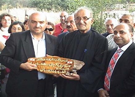 جبر يسلّم الأب عطاالله درعاً تذكارياً في سوق الخان