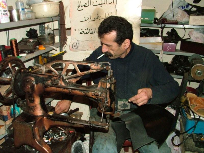 أبو مروان خياط: لا أخجل من مهنتي وأدعو الشباب إلى احترافها