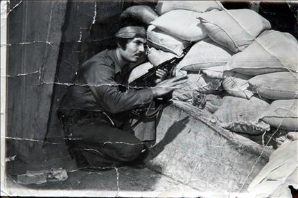  ظافر المقدم يتصدى للاحتلال الاسرائيلي في كفركلا سنة 1975 (أرشيف \