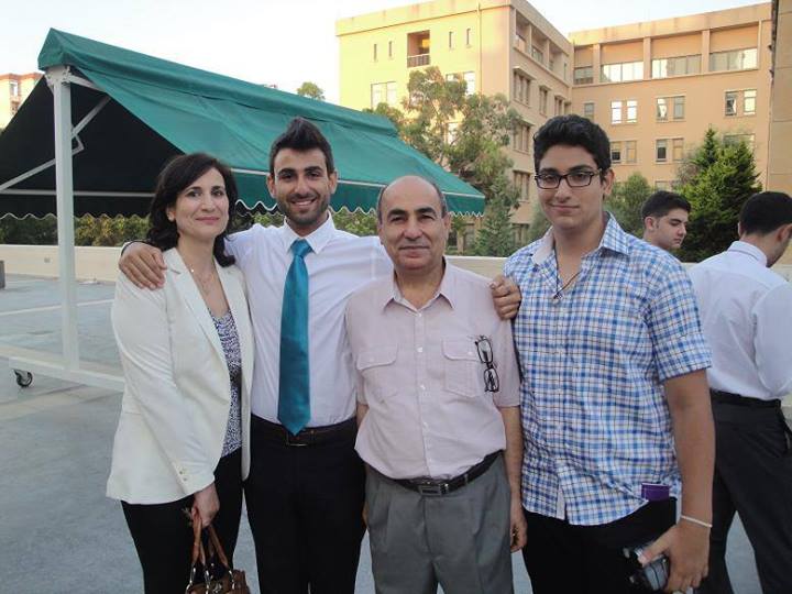 الدكتور عبدالله عبّود مع أفراد من عائلته