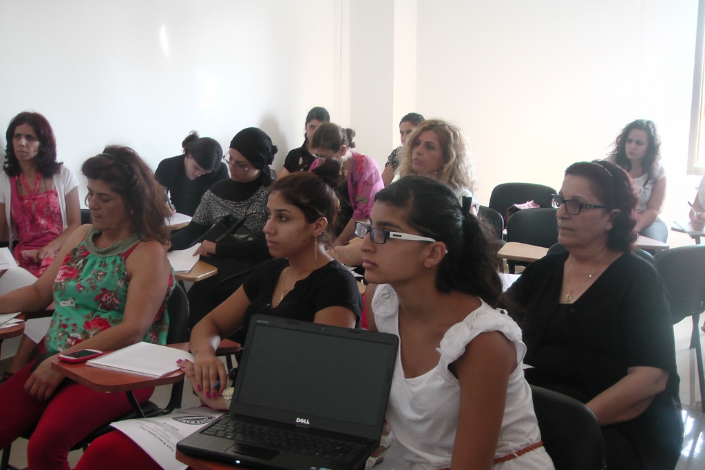 دورة اللغة الإنكليزية مستمرة بمشاركة 25 سيدة + PIX