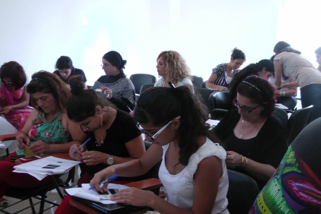 دورة اللغة الإنكليزية مستمرة بمشاركة 25 سيدة + PIX