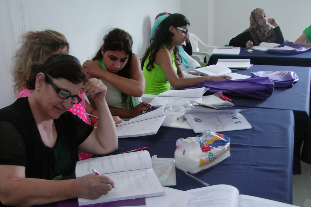 دورة اللغة الإنكليزية مستمرة بمشاركة 25 سيدة + PIX