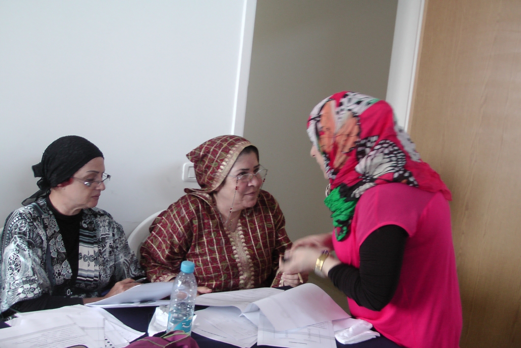 دورة اللغة الإنكليزية مستمرة بمشاركة 25 سيدة + PIX