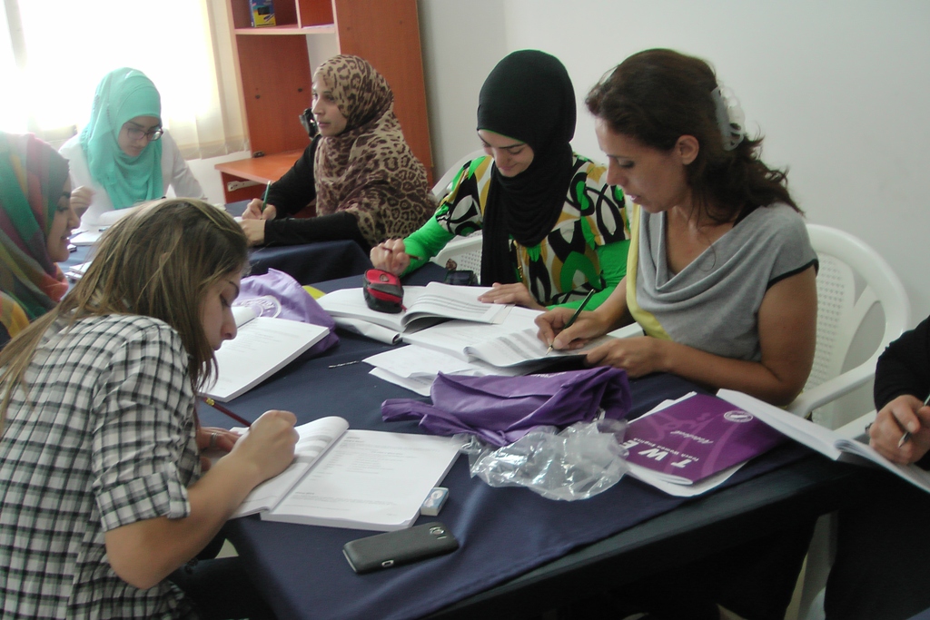 دورة اللغة الإنكليزية مستمرة بمشاركة 25 سيدة + PIX