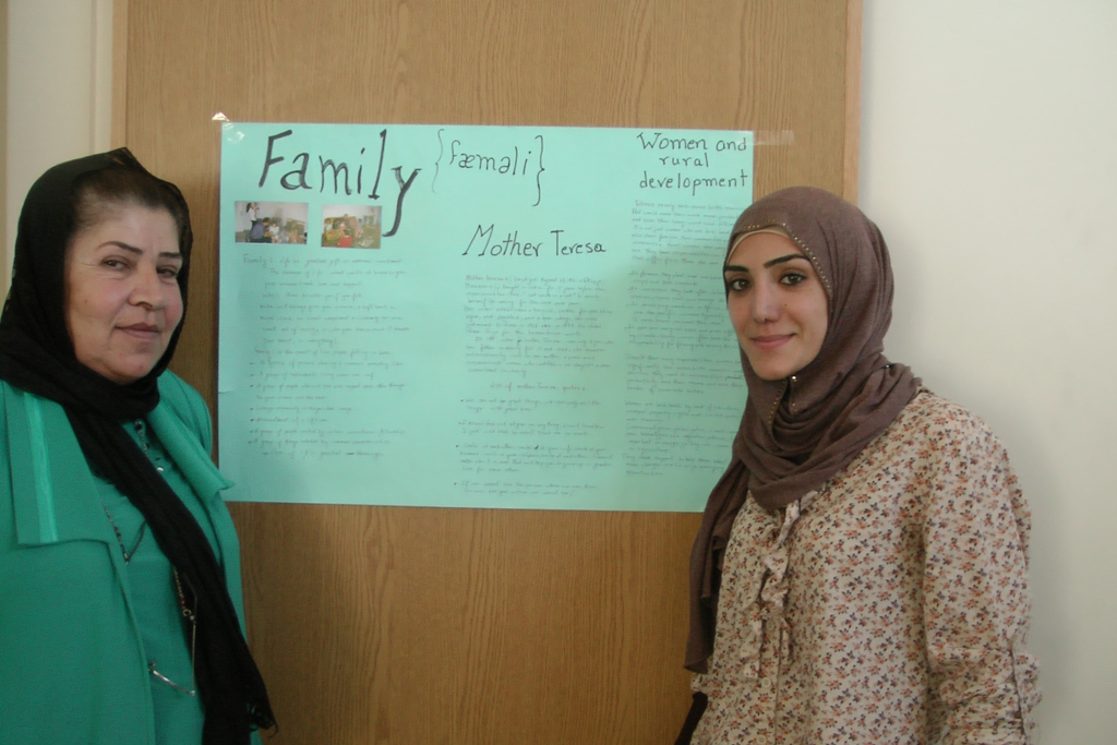 دورة اللغة الإنكليزية مستمرة بمشاركة 25 سيدة + PIX