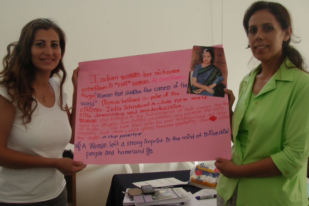 دورة اللغة الإنكليزية مستمرة بمشاركة 25 سيدة + PIX