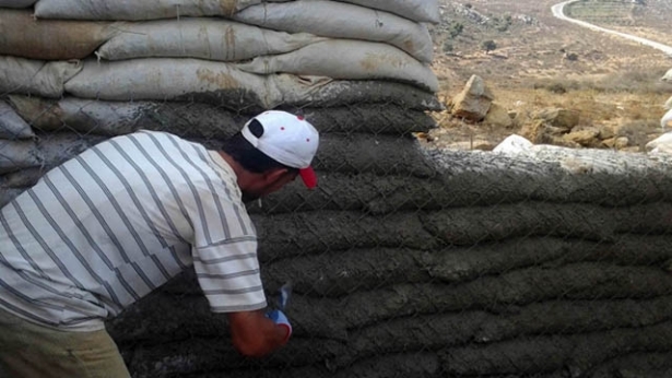 تقنية جديدة في مرجعيون تستخدم للمرة الأولى في لبنان: بيوت من تراب: المنزل من الداخل أثناء توريقه