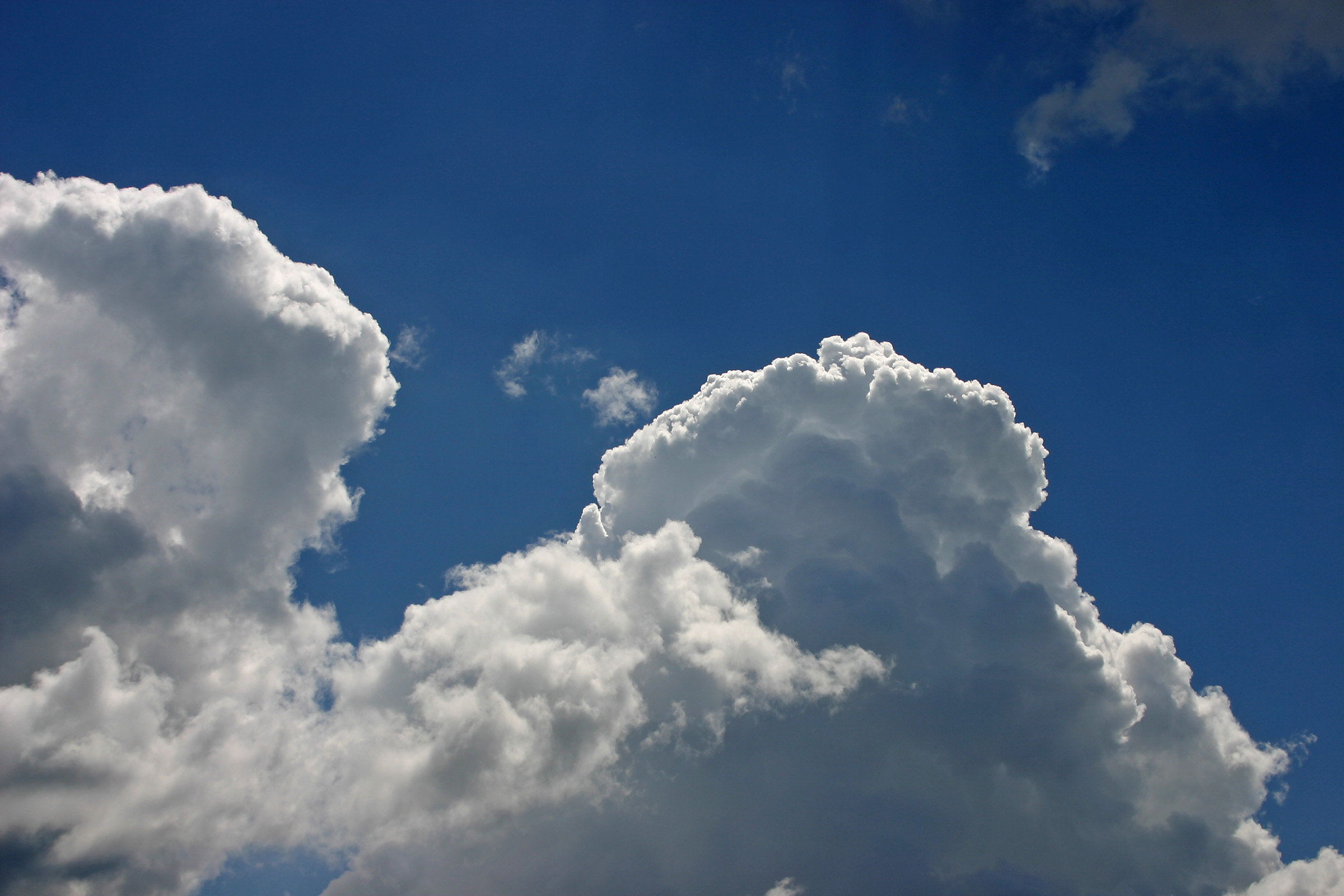 قطن السماء منديلها‎