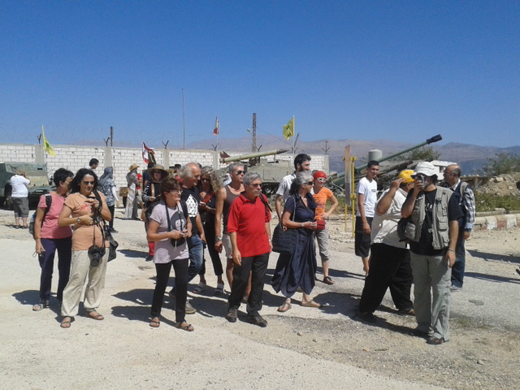 الوفد الايطالي يجول في معتقل الخيام المدمر