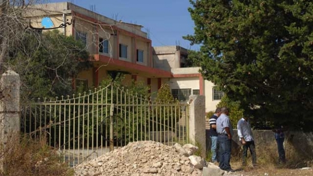 ساتر ترابي رفعه عدد من أبناء لبعا امام مبنى الثانوية