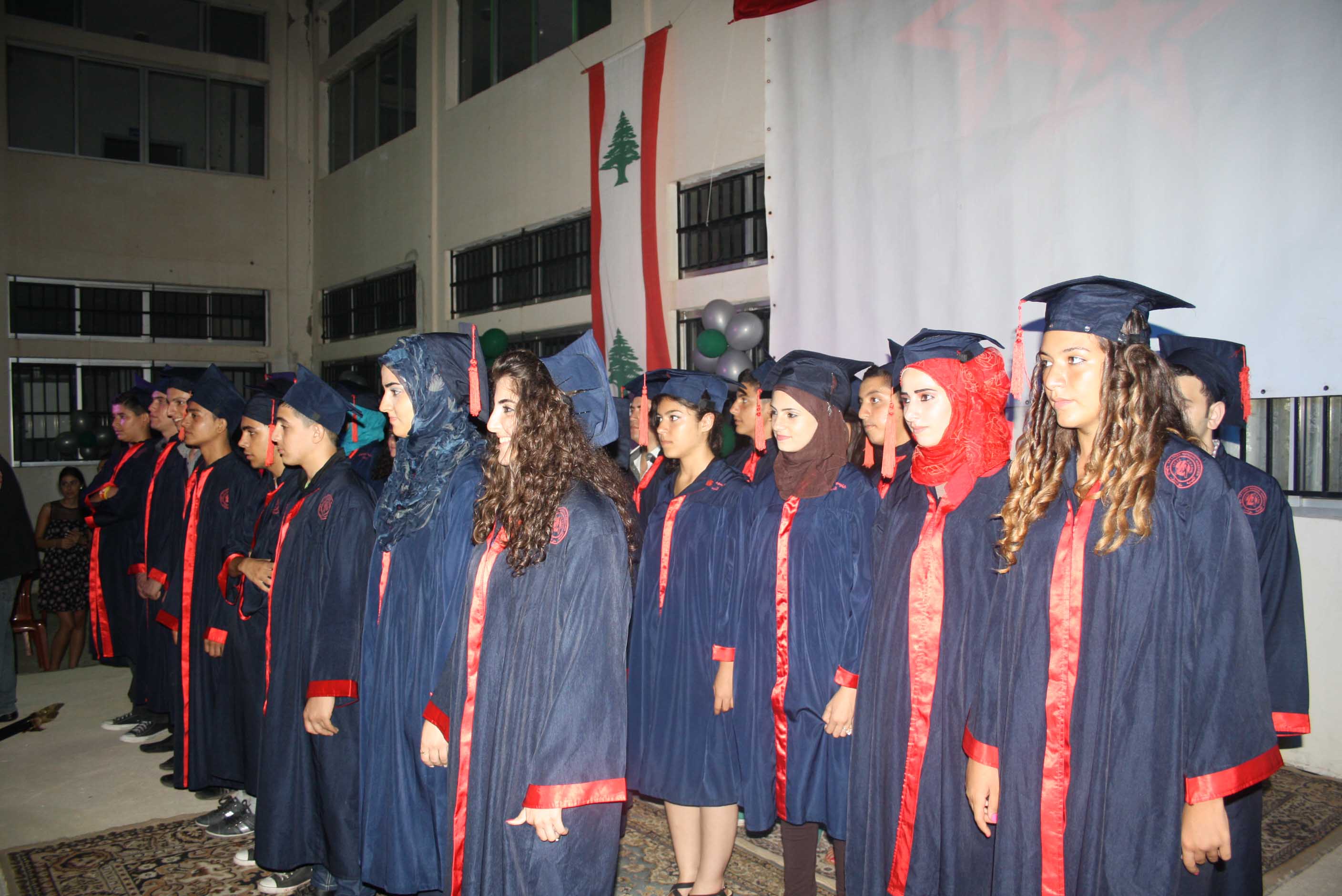 الطلاب المكرمون في بلاط