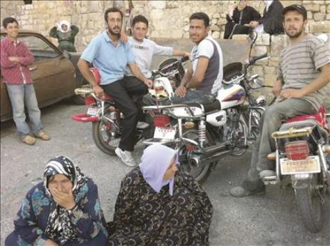 دراجات نارية بالجملة لدى النازحين (طارق ابو حمدان)