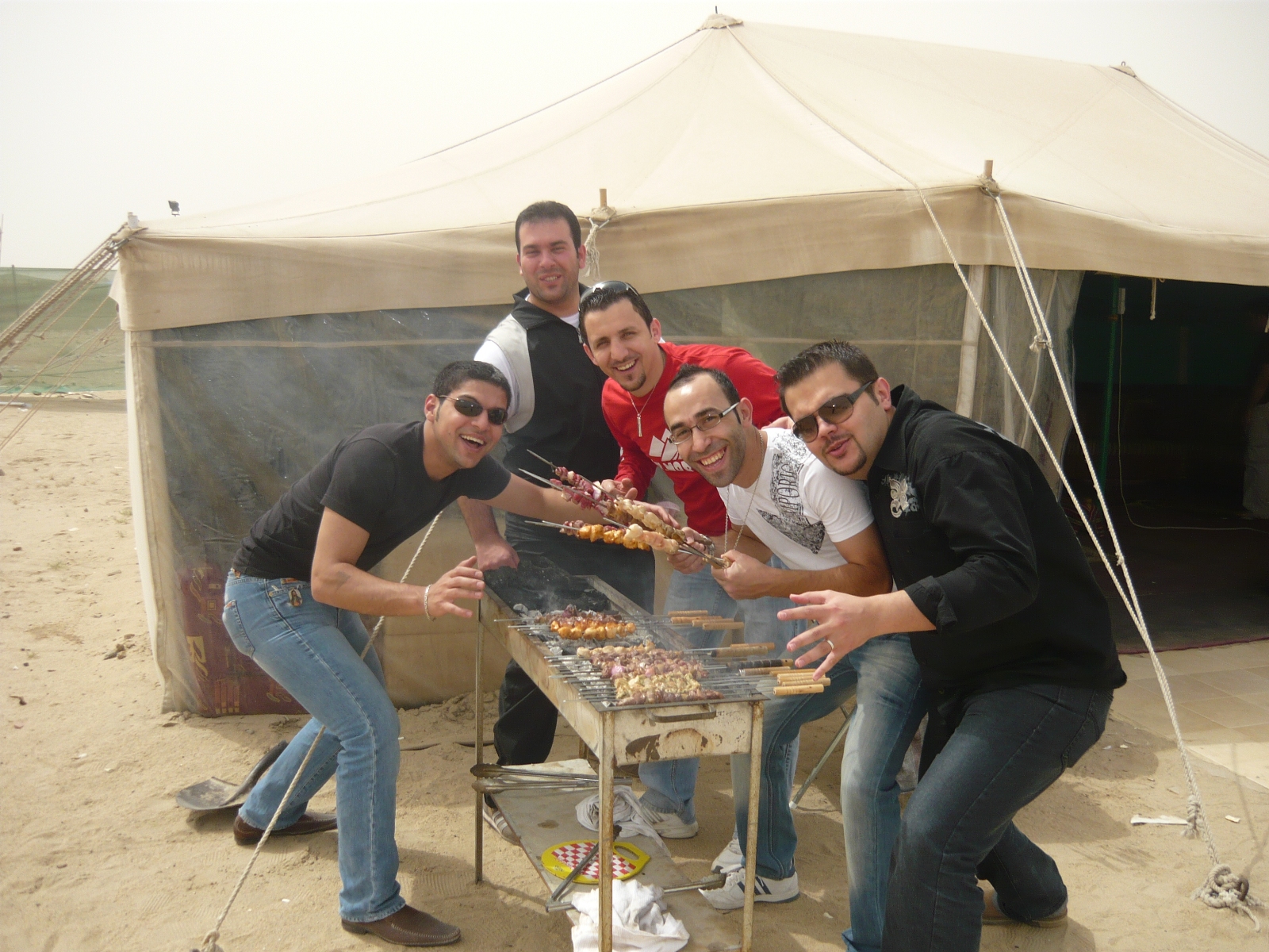 مخيم و الشباب