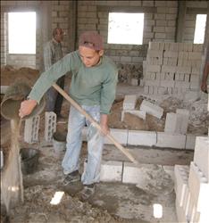 منافسة عمّال البناء الأجانب سببت تراجع سعر المتر المربع إلى 12 دولارا (حسين سعد)