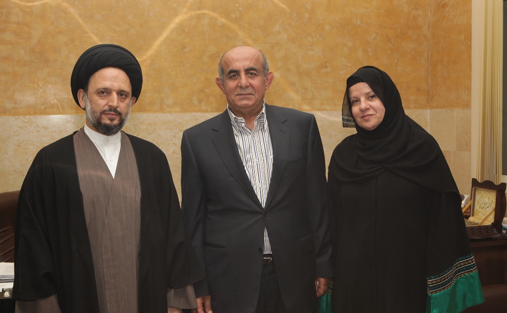 الحاج اكرم حسن حمود يتوسط السيدة عقيلته الحاجة الفاضلة هناء نزار قطب وسماحة العلامة السيد علي فضل الله