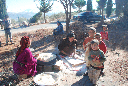 الى جانب ام كفاح توقد أم خليل نايفة العيدان وما يعرف بالقصافي وتسوي الارغفة التي تفتقد الى الخميرة والى القمح البلدي