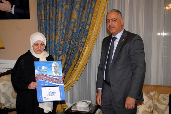 منسق المنطقة عبد الله عبد الله يسلم النائب الحريري روزنامة العام التي أعدتها منسقية المستقبل في حاصبيا - مرجعيون