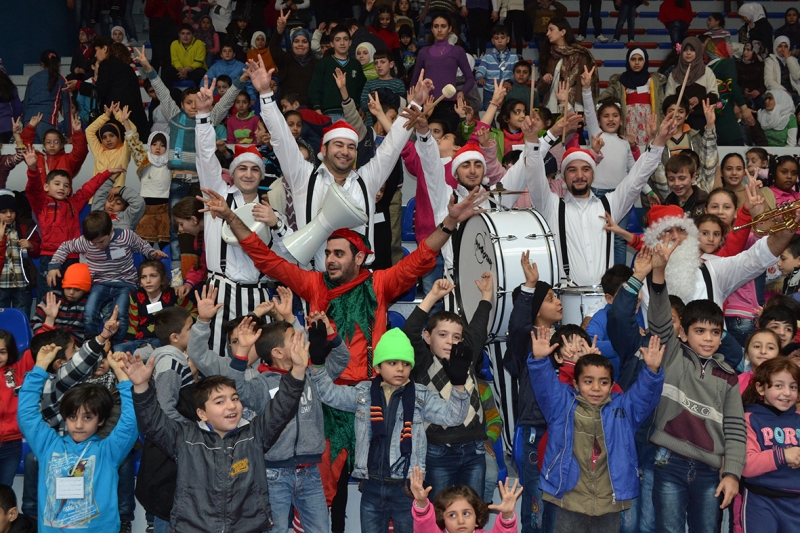 عامل تقيم حفلاً يضمّ 900 طفلاً وطفلة تحت شعار لنعيش سوا جوّ العيد