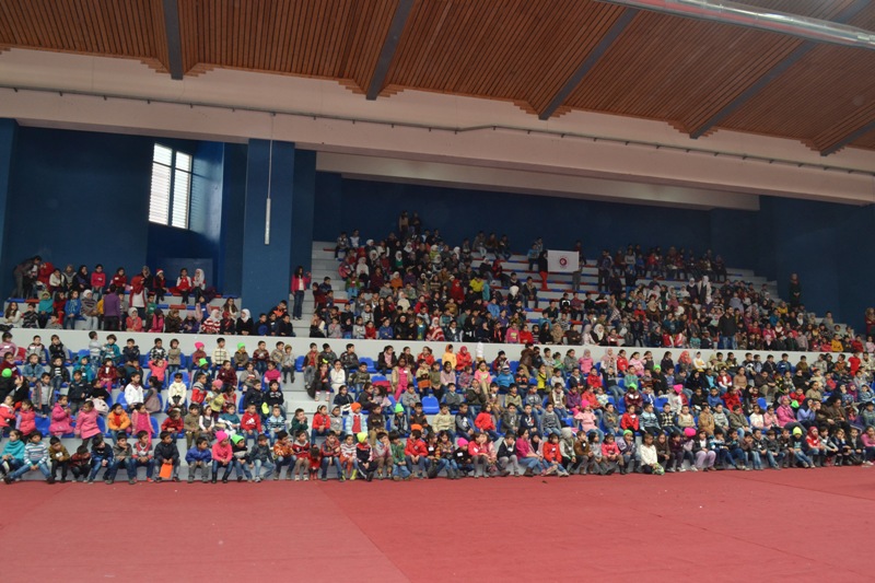 عامل تقيم حفلاً يضمّ 900 طفلاً وطفلة تحت شعار لنعيش سوا جوّ العيد