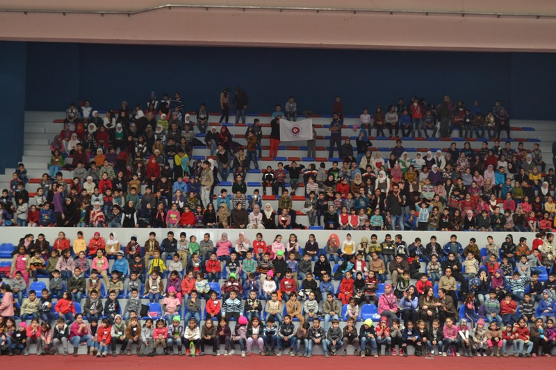 عامل تقيم حفلاً يضمّ 900 طفلاً وطفلة تحت شعار لنعيش سوا جوّ العيد