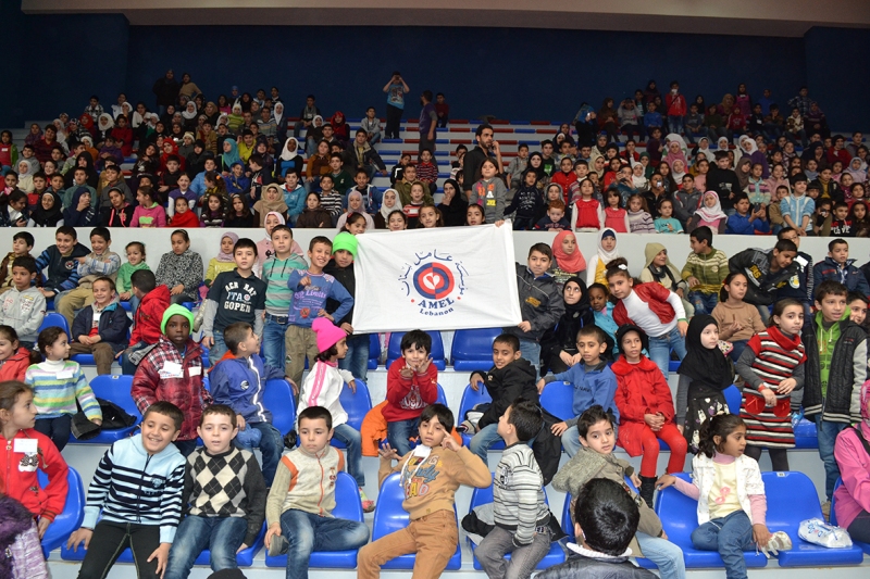 عامل تقيم حفلاً يضمّ 900 طفلاً وطفلة تحت شعار لنعيش سوا جوّ العيد