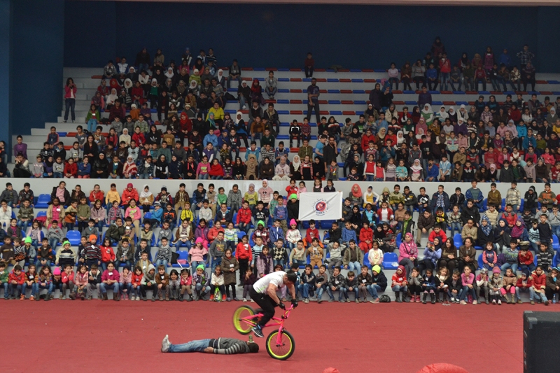 عامل تقيم حفلاً يضمّ 900 طفلاً وطفلة تحت شعار لنعيش سوا جوّ العيد