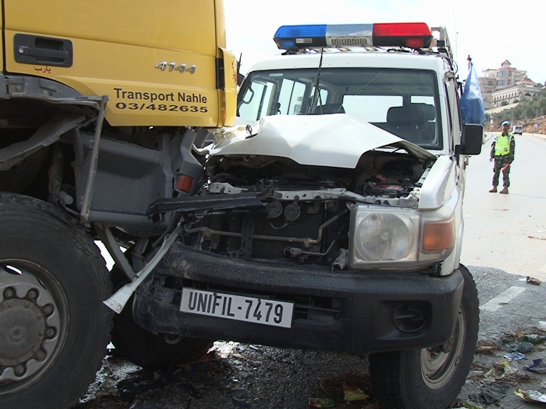 أضرار مادية في حادث السير  بين آلية لليونفيل وشاحنة عند الحدود