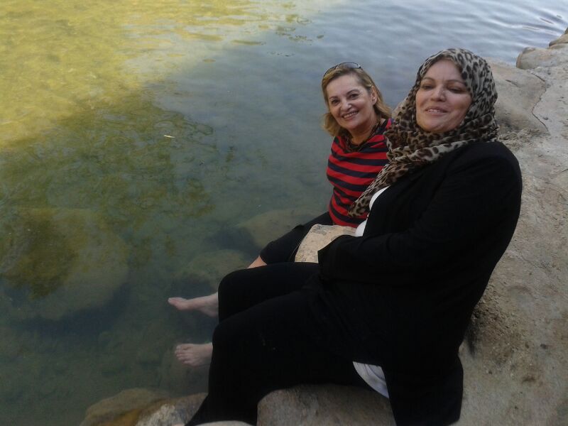 الكاتبة وفاء أبو عباس وحدى شقيقاتها