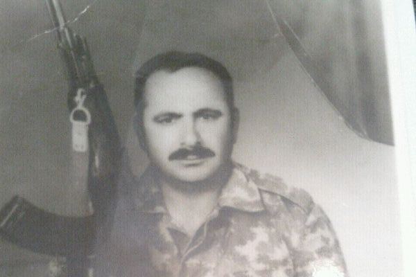 لفتني حينها وجود صورة قديمة (تعود إلى مطلع السبعينات) للمقاوم \