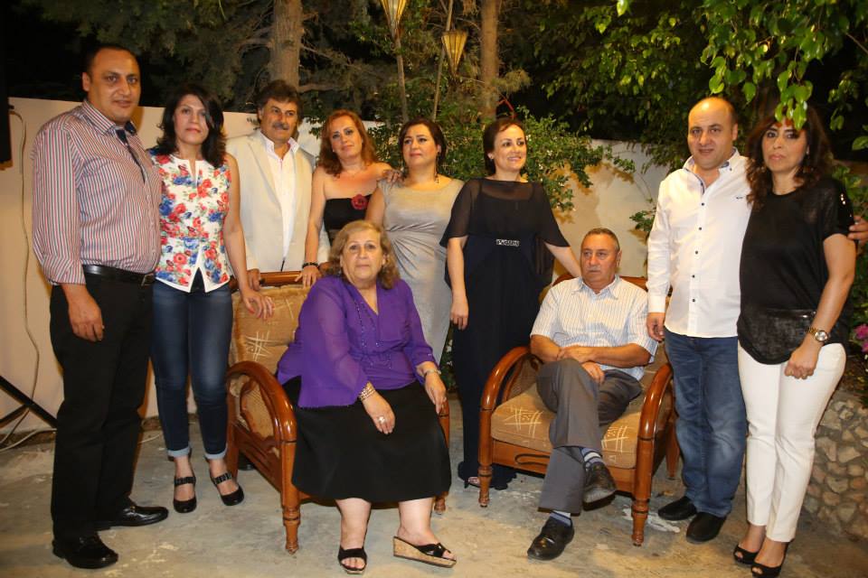 المناضل كمال البقاعي ورفيقة عمره، إبنة الخيام ادغار علي عواضة، وبعض الأهل والأصدقاء