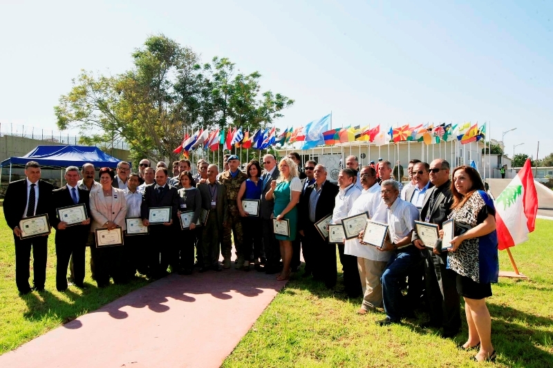  الموظفون المكرمون في لقطة تذكارية مع الجنرال بوتولانو