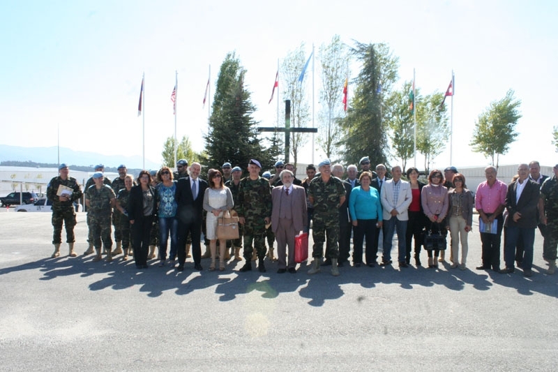 المشاركون في برنامج الافتتاح في لقطة تذكارية مع الجنرال شابا