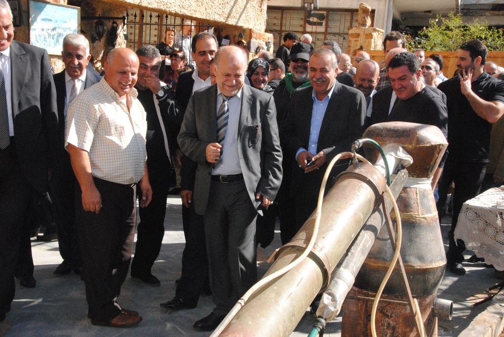 قبلان يتأمل كركي لتقطير العرق