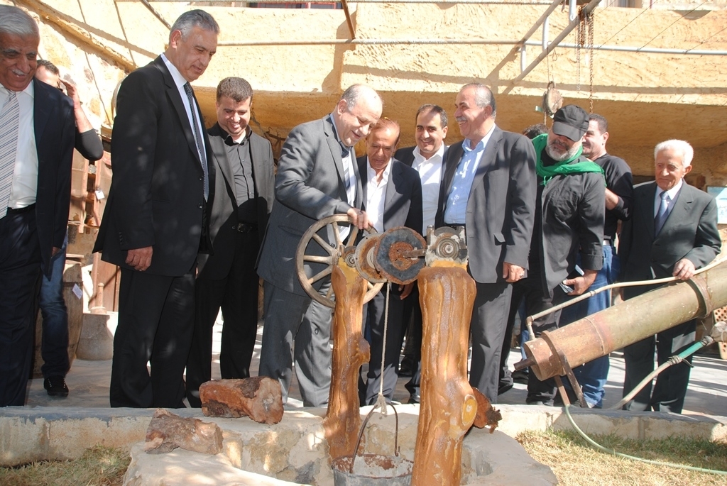 وامام بئر الماء القديم