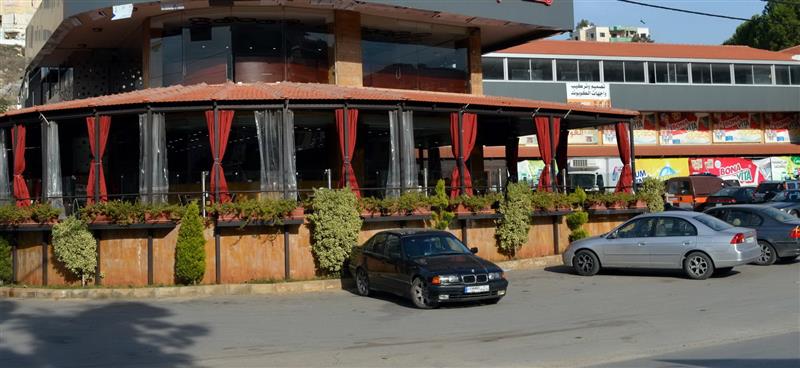 أمام المطعم الذي ضمته اللائحة في النبطية (عدنان طباجة)