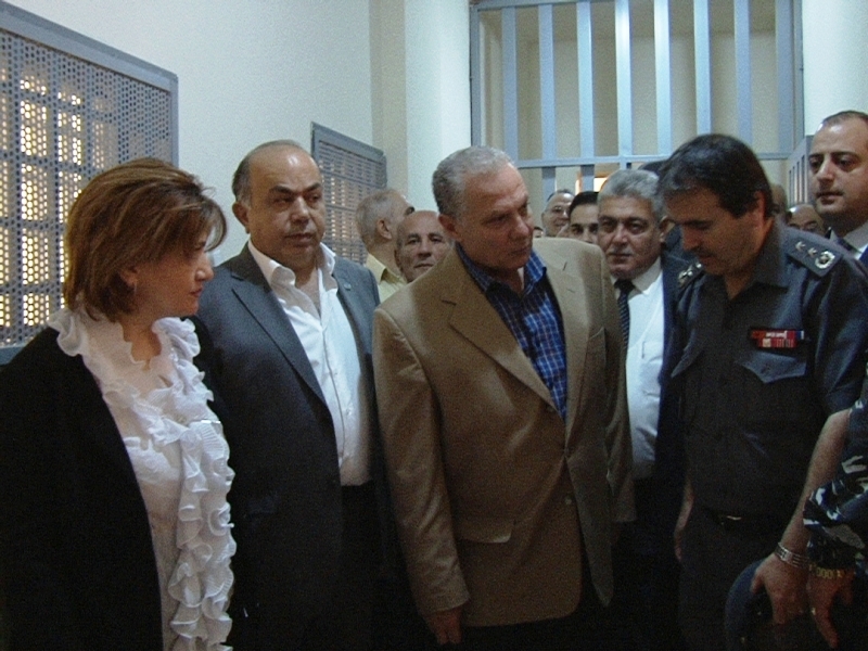 جولة الحضور في ارجاء السجن