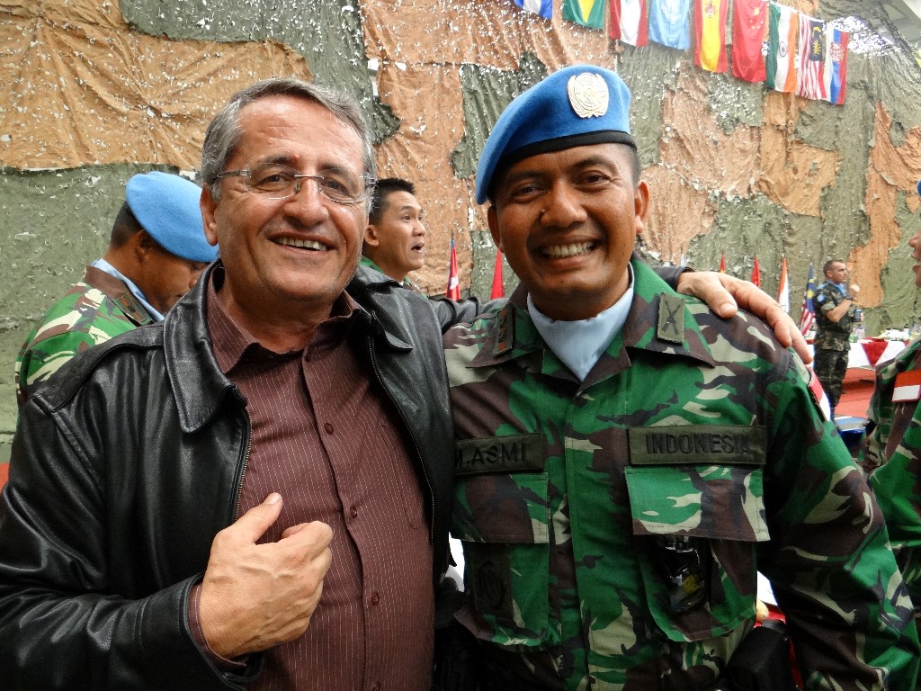 صورة نذكارية تجمع المهندس أسعد رشيدي والليوتنانت كولونيل مايكل عزمي، قائد  الكتيبة الاندونيسية العاملة ضمن اليونيفيل  في لبنان