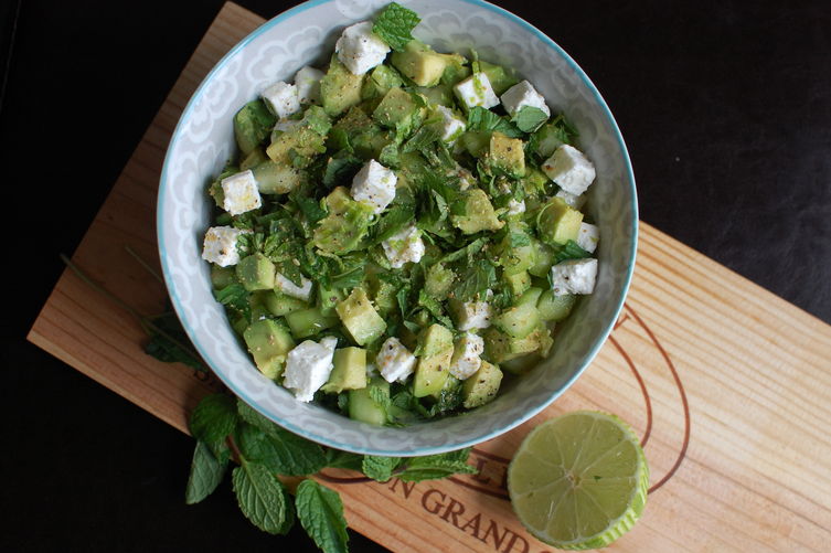  الأفوكادو غني بفيتامينات كثيرة خاصة الفيتامين B    ، وبالأملاح المعدنية الضرورية، مثل البوتاسيوم والمغنسيوم