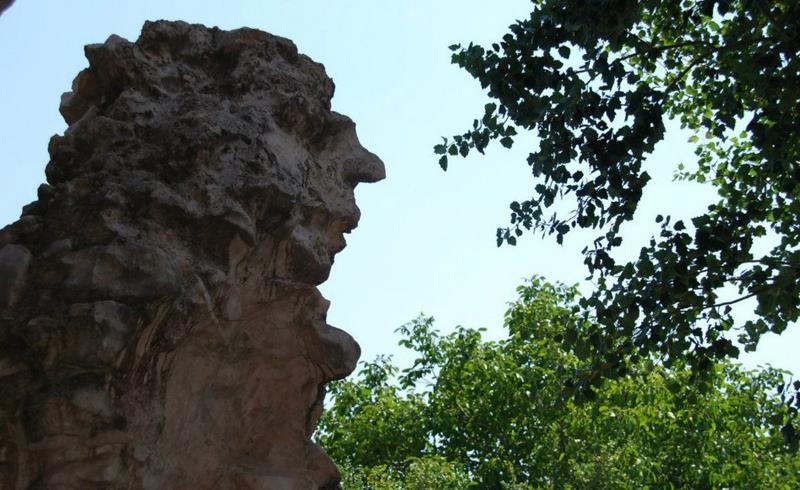 تمثال قديم في سوق الخان (طارق ابو حمدان)