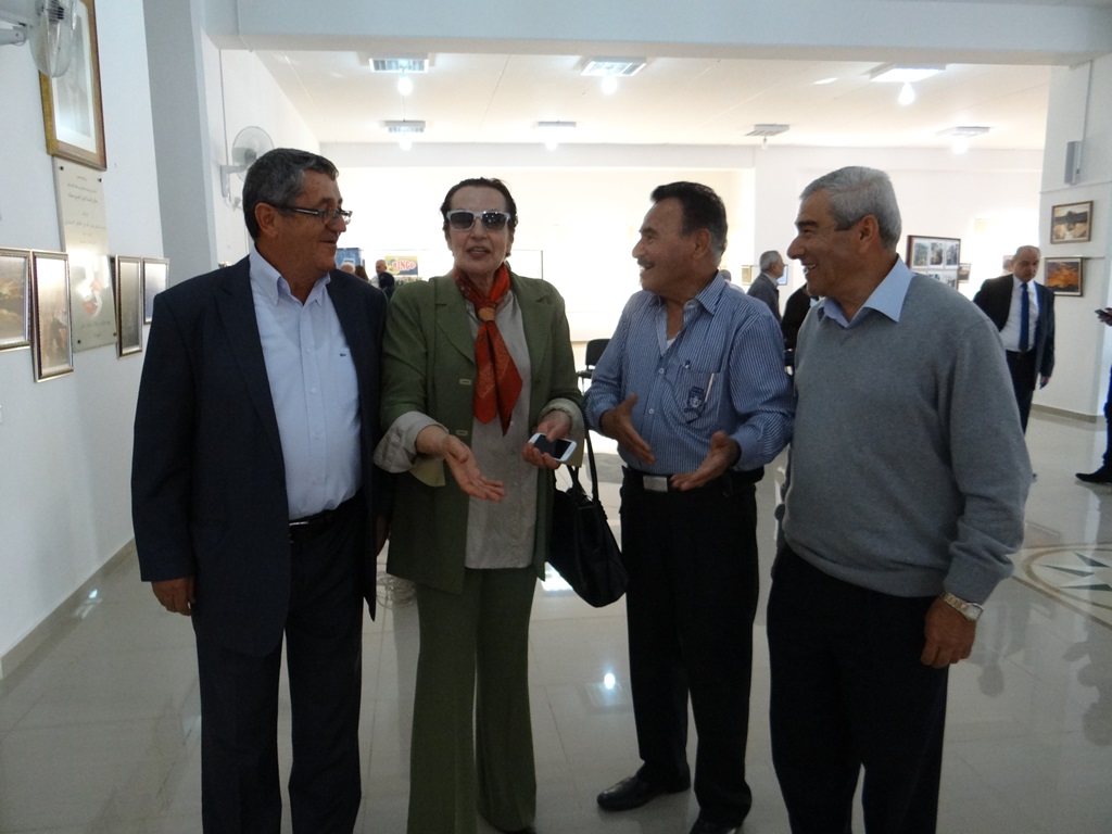 رئيسة نادي الخيام الثقافي الإجتماعي المحامية وداد يونس وأصدقاء للنادي