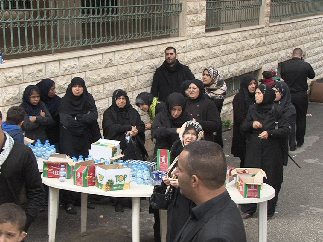 النساء توزعن البسكوت والراحة على المشاركين