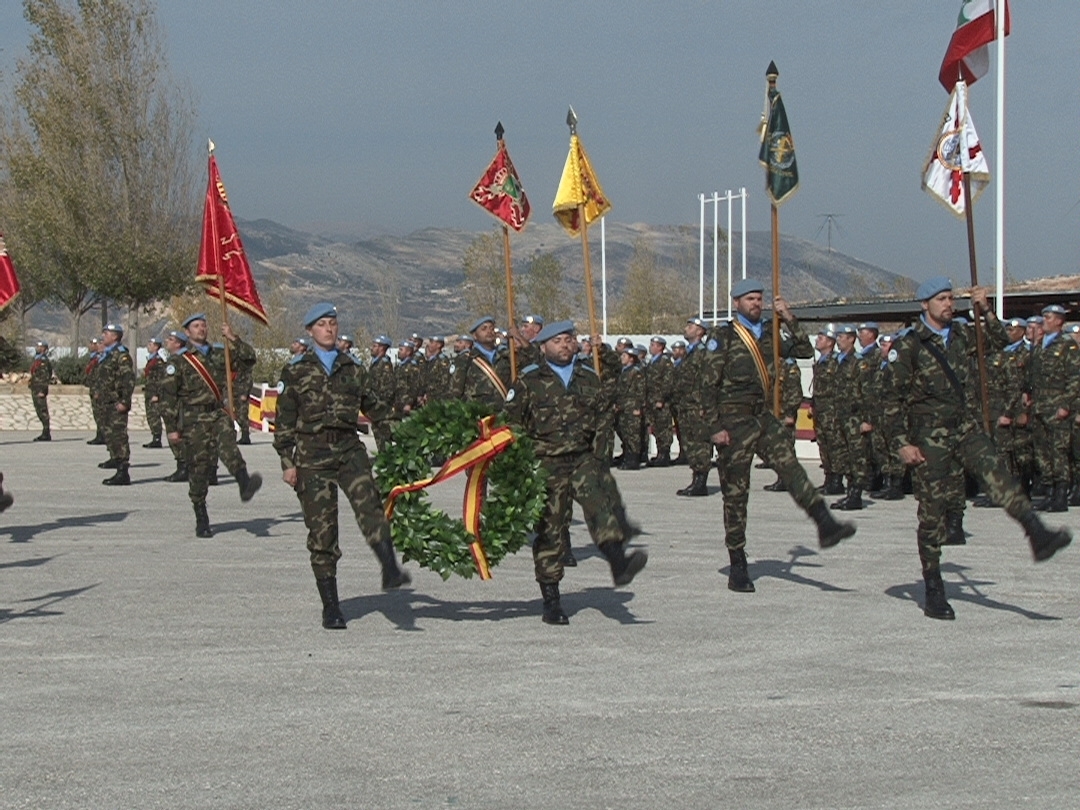 اثناء وضع إكليل من الزهر على النصب التذكاري لشهداء الاسبان