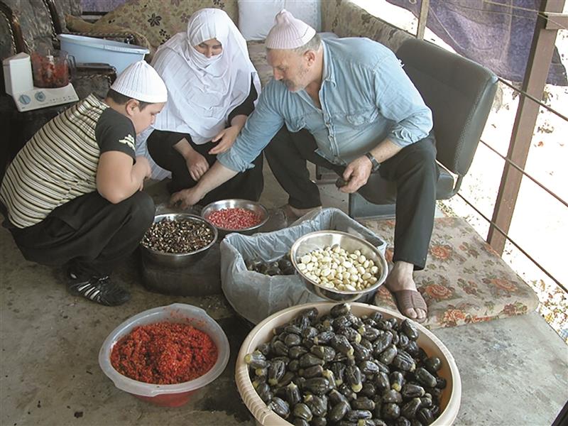 عائلة تحضر مونة باذنجان (طارق ابو حمدان)