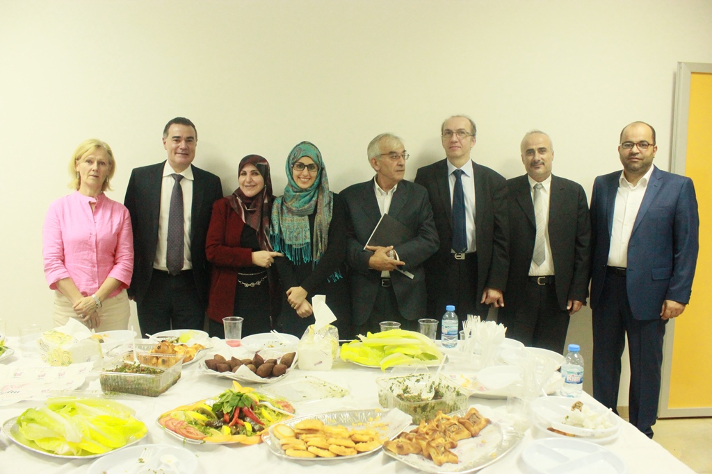 الدكتورة حوراء عواضة في صورة تذكارية مع الأهل واللجنة