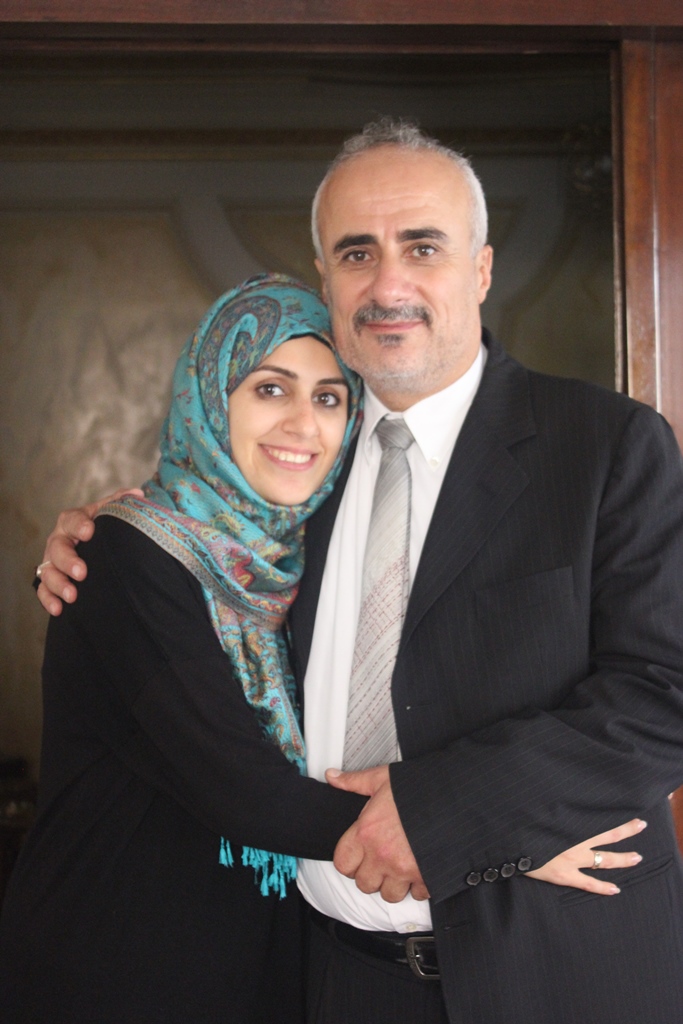 الدكتورة حوراء عباس عواضة مع والدها
