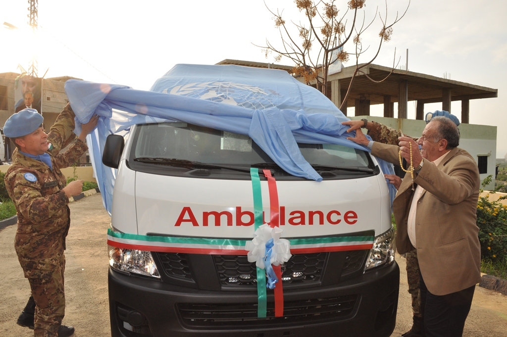 تسليم سيارة الاسعاف