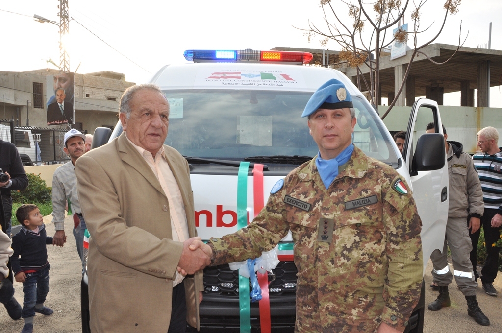 مصافحة بين العقيد مالتسيا ورئيس البلدية فرحات