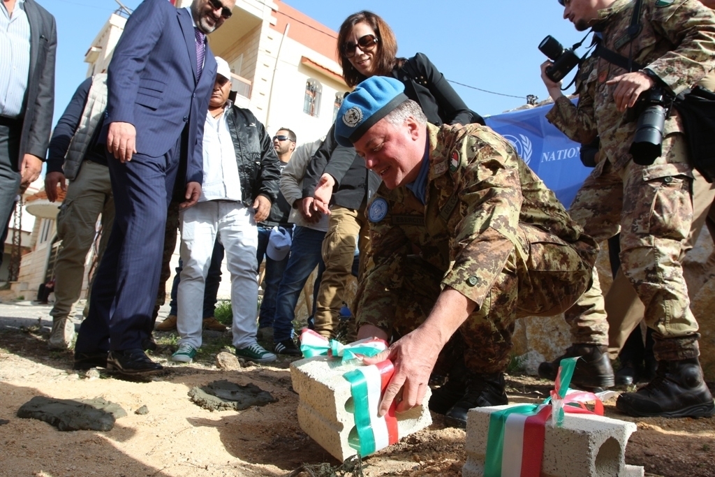 رعى قائد القطاع الغربي لليونيفيل والوحدة الإيطالية في الجنوب الجنرال ستيفانو دل كول  الإحتفال بمناسبة وضع حجر الأساس لحماية وتدعيم قلعة 