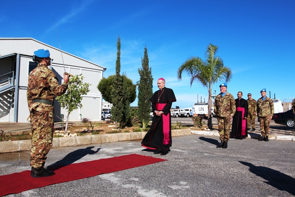  السفير كاتشيا يستعرض ثلة من عناصر التشريفات